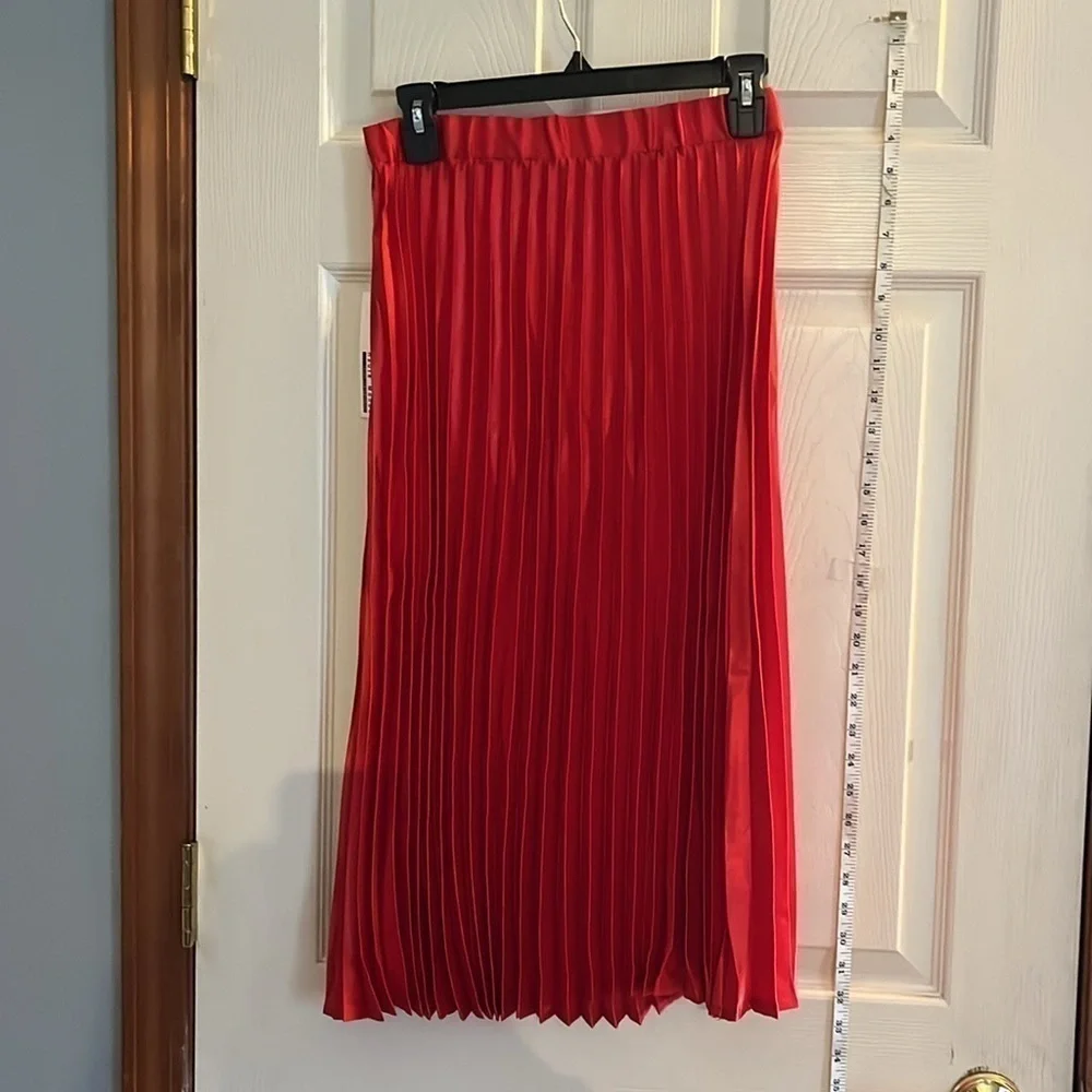 NWT-Heute Monde-S-red-accordion style,Silk-feel, side zipper, midi skirt.